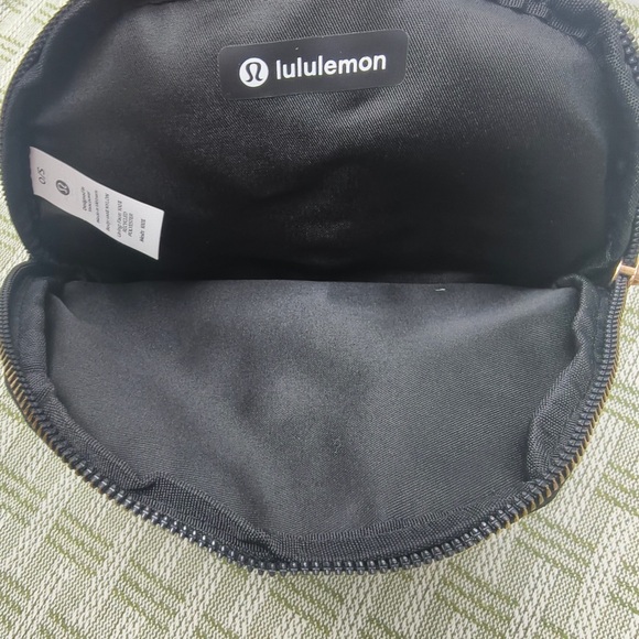 Lululemon All Night Bag 2L Black Lightweight Adjustable Crossbody Pack - Picture 4 of 6